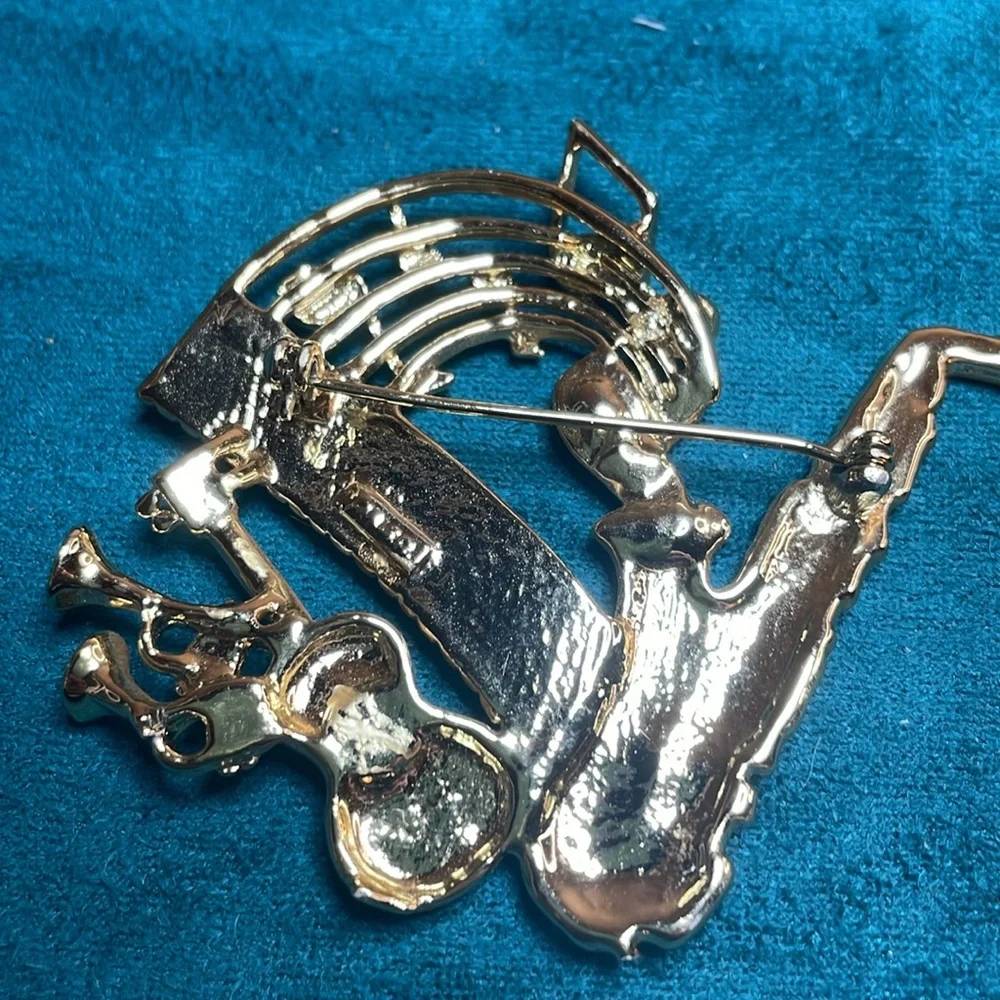 AJC Goldtone Music Brooch - Picture 4 of 5